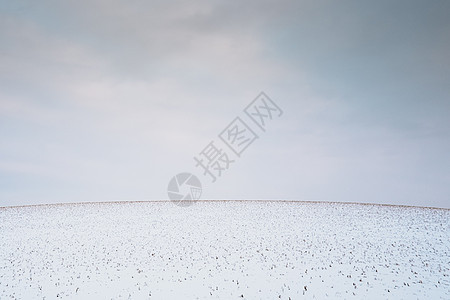 雪覆盖山丘和的天空图片