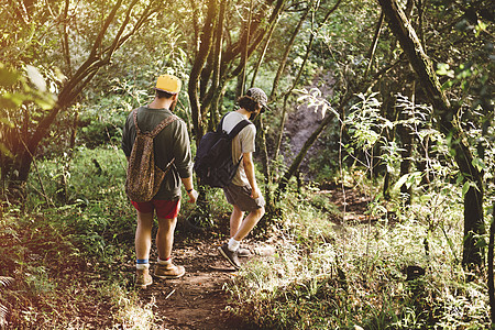 危地马拉青年男性在雨林中徒步旅行背景