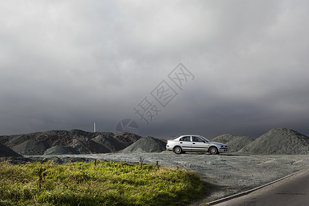 汽车停在矿厂上图片