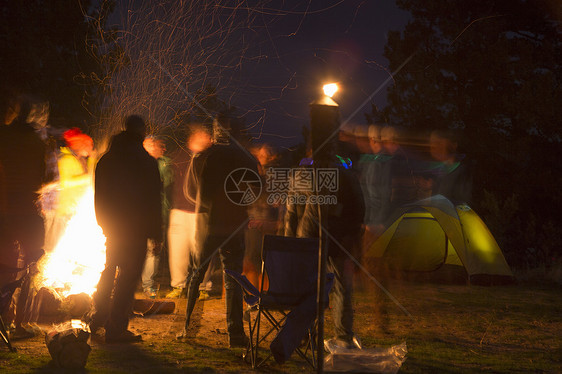 美国俄勒冈州史密斯洛克立公园野营的人们
图片
