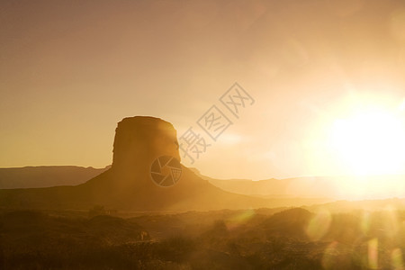 日落在美国亚利桑那州纳瓦霍河谷的梅里克Butte山上图片