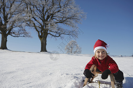 骑雪橇的年轻男孩肖像图片