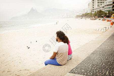 坐在巴西里约热内卢伊帕马海滩的一对夫妇图片