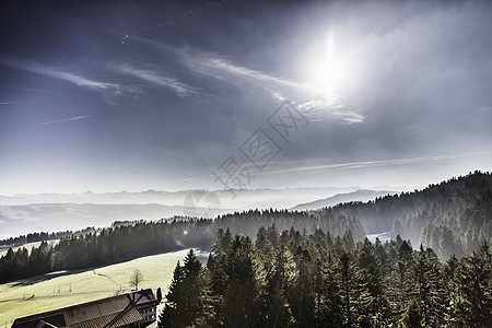 德国阿尔高远雾的山丘景观图片