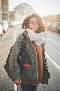 街头年轻女性的肖像图片