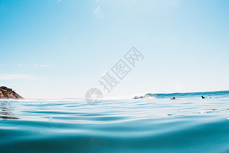 美国加利福尼亚州恩西塔斯海中两名男冲浪者的远视图片