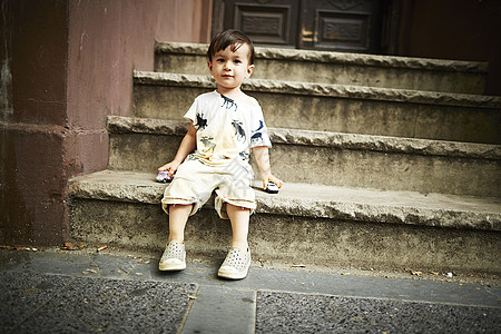 男孩坐在台阶上图片