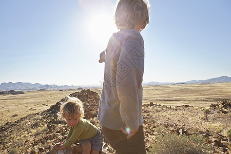 沙漠中玩耍的男孩图片