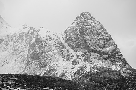 挪威罗弗敦雷恩白雪覆盖山脉的黑白视图图片