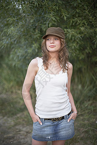 身戴帽子手插口袋的年轻妇女肖像图片