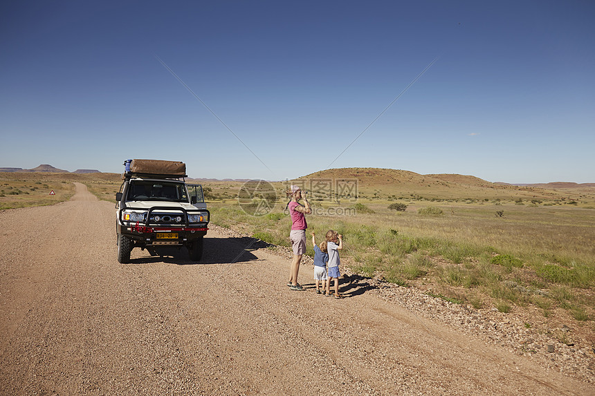 停在路边的车辆母亲和儿子眺望远方图片