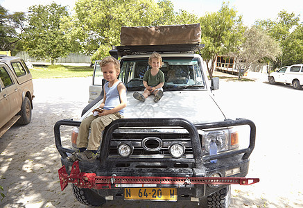 坐在车辆上的两个男孩肖像图片