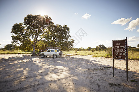 由纳米比亚卡万戈GrootfonteinGrootfontein旅游点停泊的公路车背景图片