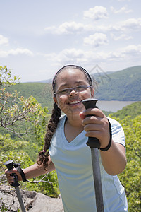 女孩徒步登山图片