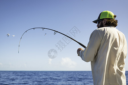 成年男子海边钓鱼图片
