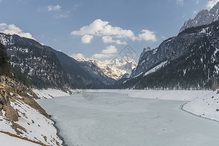 冰冻湖泊和雪覆盖山的奥地利戈索西图片