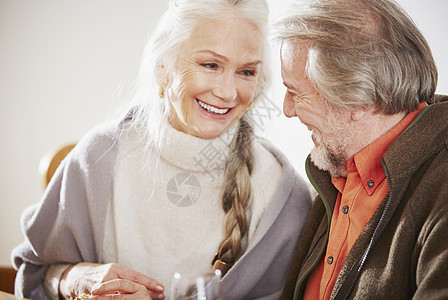 微笑对视的老年夫妇图片