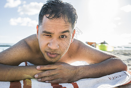 美国夏威夷i海滩上晒日光浴的男子图片