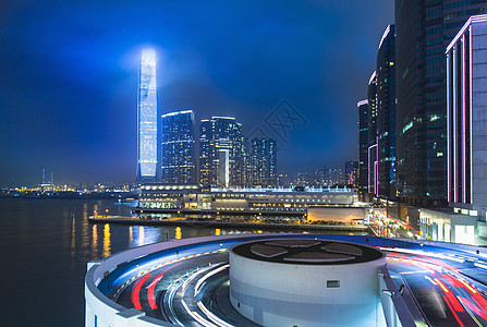 在码头边的九龙商业区与国际会大楼的天线图片