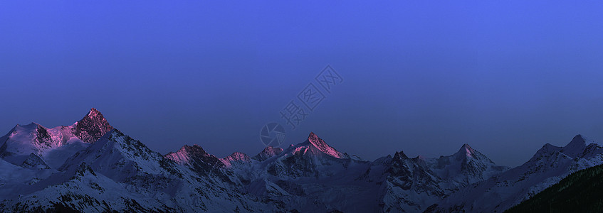 夜间大雪覆盖山的全景瑞士CransMontana图片