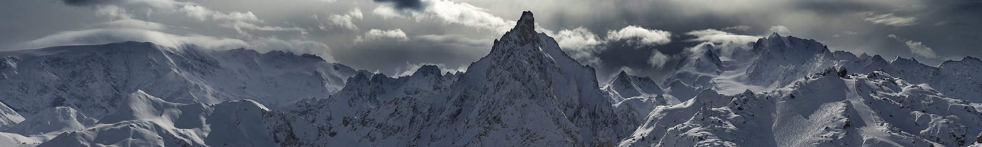 法国梅里贝尔雪山和风暴云全景图图片