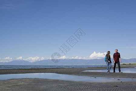 美国犹他州大盐湖城一对年轻夫妇在散步互相对视图片