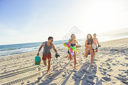 一群朋友在海滩上奔跑笑着图片