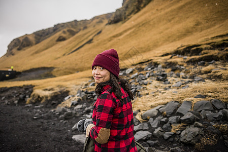 冰岛雷尼斯法哈拉的女游客图片