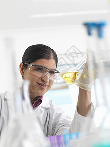 女科学家在实验室中研制化学公式图片