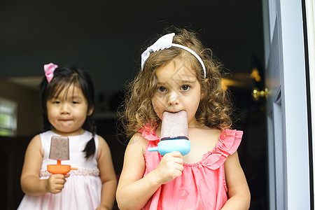 两位吃冰棒的年轻女孩背景图片