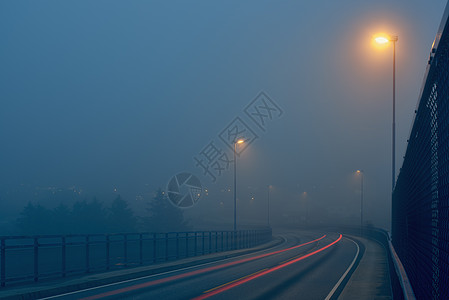 挪威罗加兰县Haugesund市路灯照亮的迷雾道路灯光线条的淡化观点图片