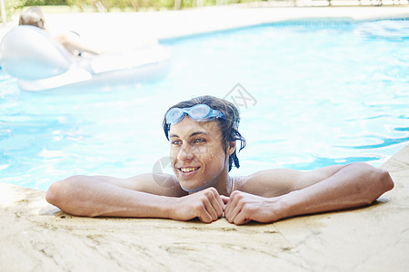 笑的年轻男人肖像游泳池里有湿头发的年轻人图片