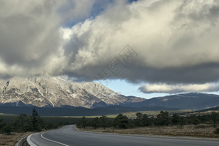 云南丽江玉龙雪山公路图片