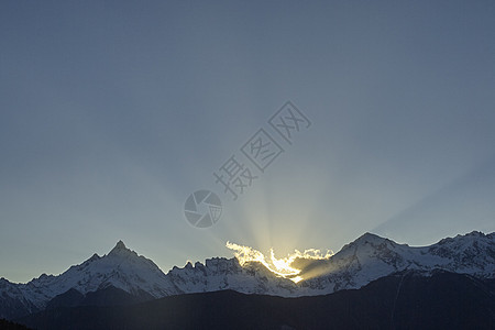 香格里拉之魂云南香格里拉县雪峰山后面的阳光背景