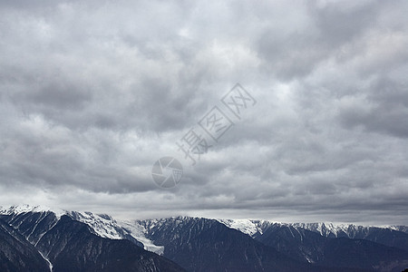 云南香格里拉县山云大和雪冠高山脉图片