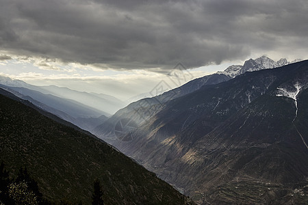 云南香格里拉县山川脉的太阳光束背景图片