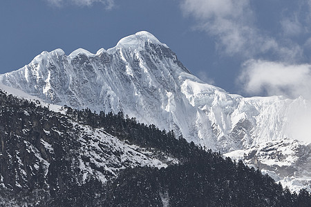 香格里拉之魂云南香格里拉县雪盖山低角背景