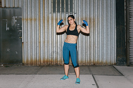 一个年轻的黑发女人锻炼和拳击图片