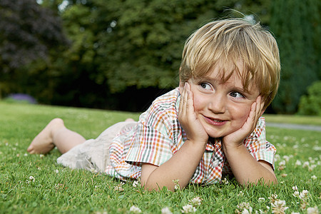男孩躺在草地上下巴手躺草地上图片