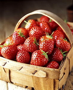 新鲜草莓在篮子里的死生图片
