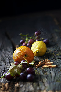 旧木表面的水果和香料图片