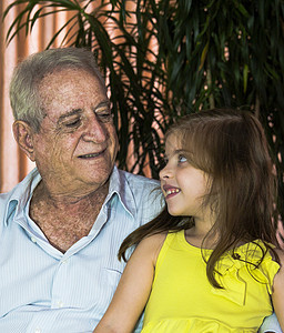 女孩与祖父聊天图片