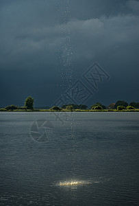大暴雨时水滴滴在湖面上图片