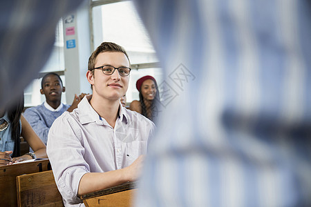 男学生坐在教室里听老师讲图片