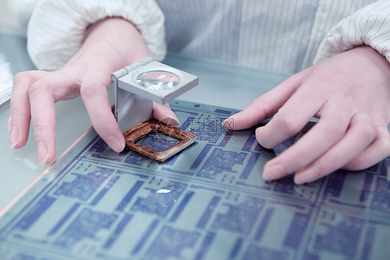 女工在弹电子设备工厂使用露皮手图片