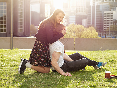 在草地上喝咖啡的年轻夫妇澳大利亚墨尔本维多利亚幸福高清图片素材