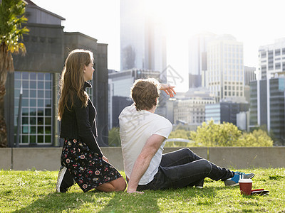 在草地上喝咖啡的年轻夫妇澳大利亚墨尔本维多利亚爱高清图片素材