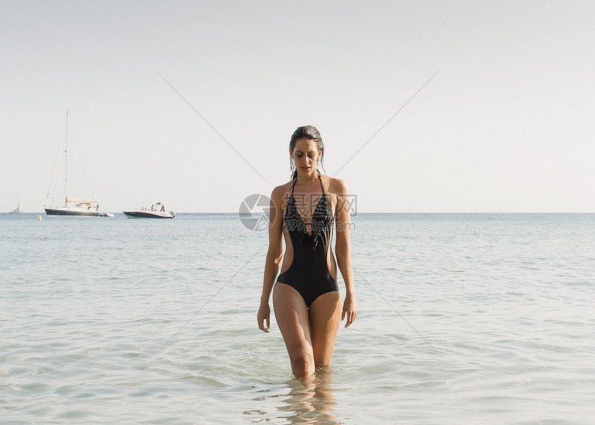 穿着浴衣在海上划船的年轻女子图片