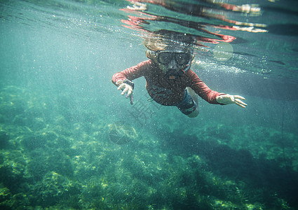 西班牙巴利阿里群岛梅诺卡男孩浮潜的水下视图图片