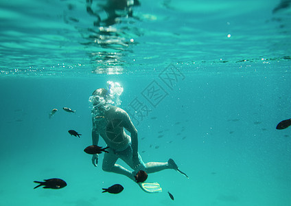 西班牙巴利阿里群岛美诺卡岛的人海浮潜水下视图图片